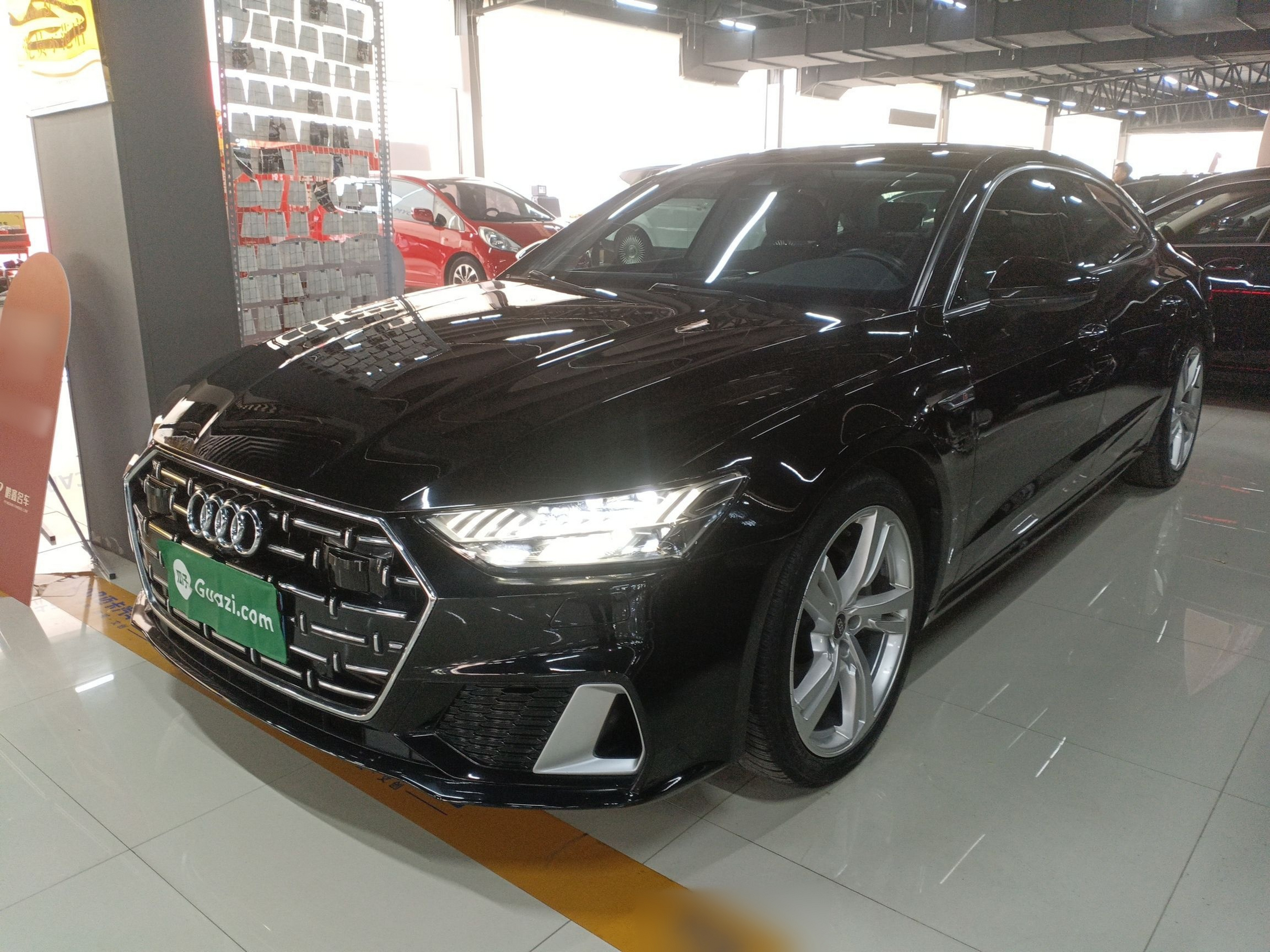 تحت مقدمة السيارة