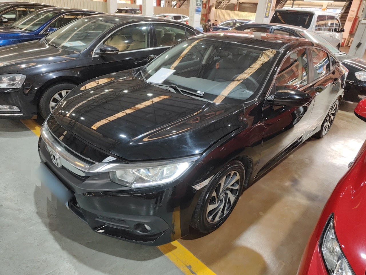 تحت مقدمة السيارة