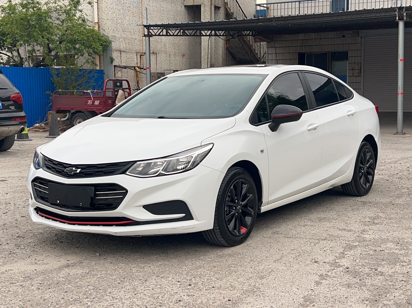 تحت مقدمة السيارة