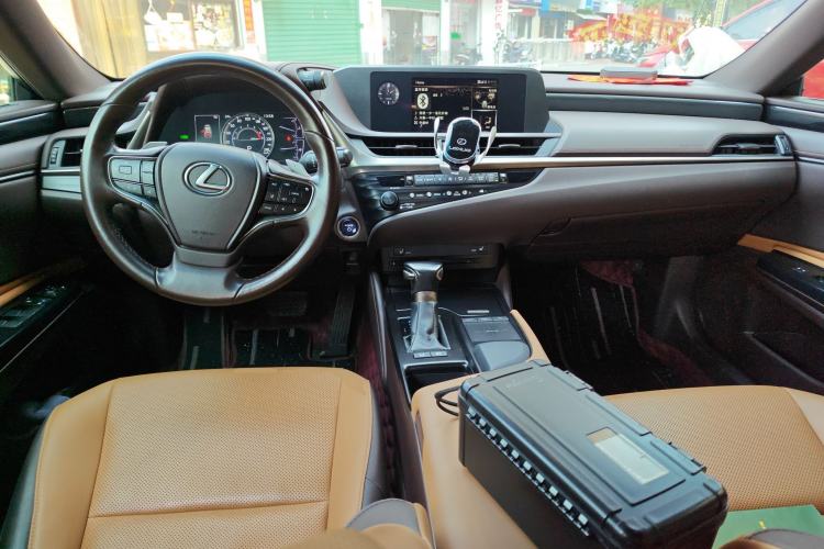 Used Lexus ES 2020 300h Premier Edition
