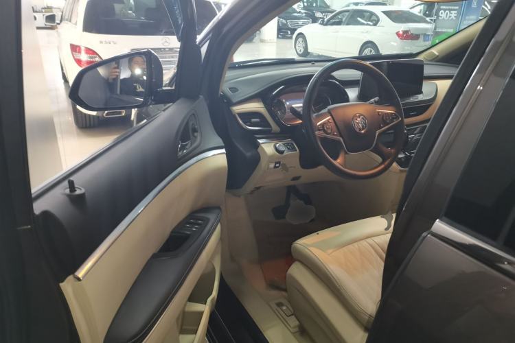 Used Buick GL8 2023 Facelifted Land Cruiser Executive Luxury Version