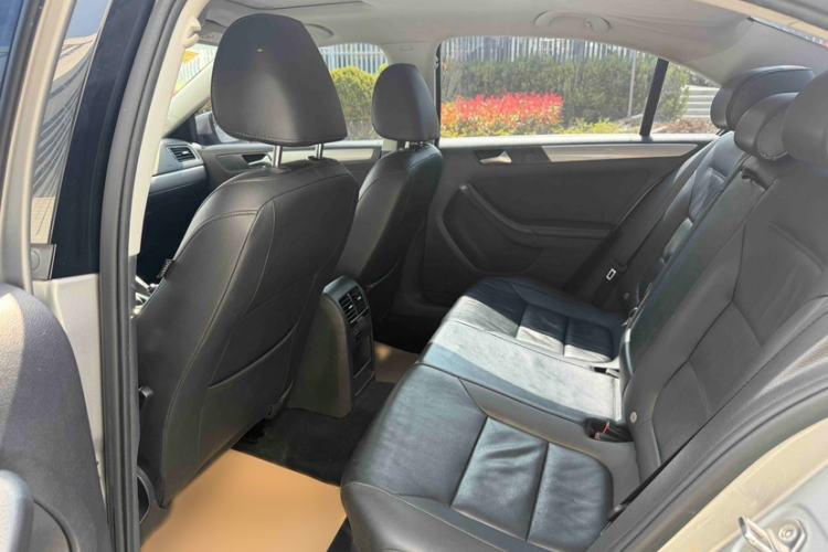 Used Volkswagen Sagitar 2014 Revised Version 1.6L Automatic Comfort Edition Interior 4