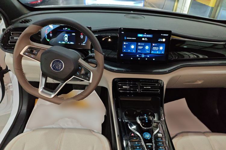 Used BYD Qin PLUS 2024 HONOR Edition DM-i 55KM Leading Model Center Console