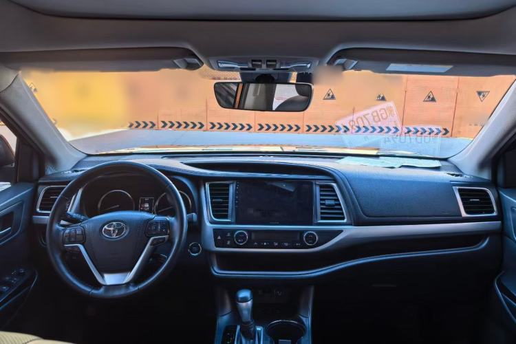 Used Toyota Highlander 2018 2.0T Four-Wheel Drive Luxury Version 7 Seats China VI Standard Interior 1