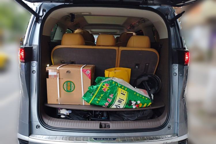 Used Denza D9 2022 DM-i 1040 Prestige Model