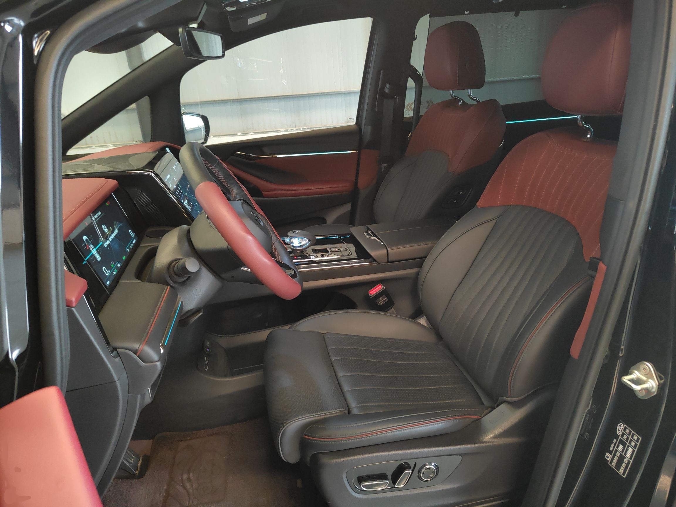 المقاعد الأمامية داخل السيارة