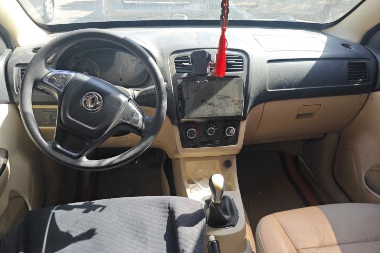 Used Dongfeng Fengon 370 2016 1.5L Manual Standard Edition SFG15-02 7 Seats Center Console