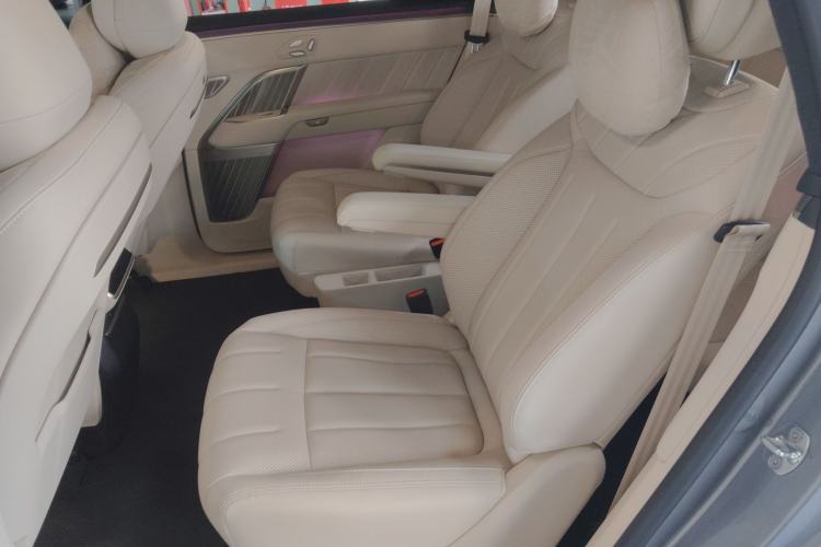 Used ONVO Luxeed L90 2025 Model—Max Six-Seater Version Left Rear Seat