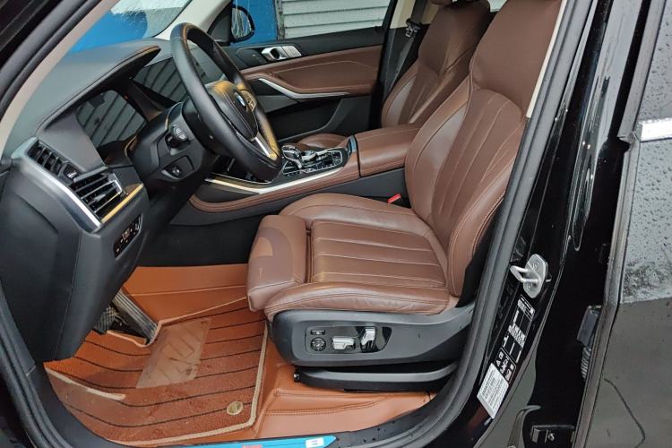 Used BMW X7 2022 xDrive40i Luxury Package with Leading Features Left Front Seat