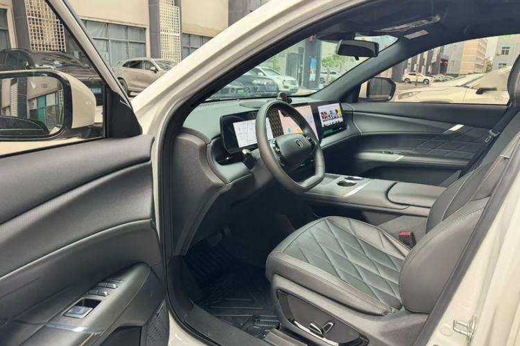 Used CHANGAN CS75 PLUS 2025 4th Generation UItra 2.0T New Blue Whale Smart Intelligent Powertrain Version Interior 2