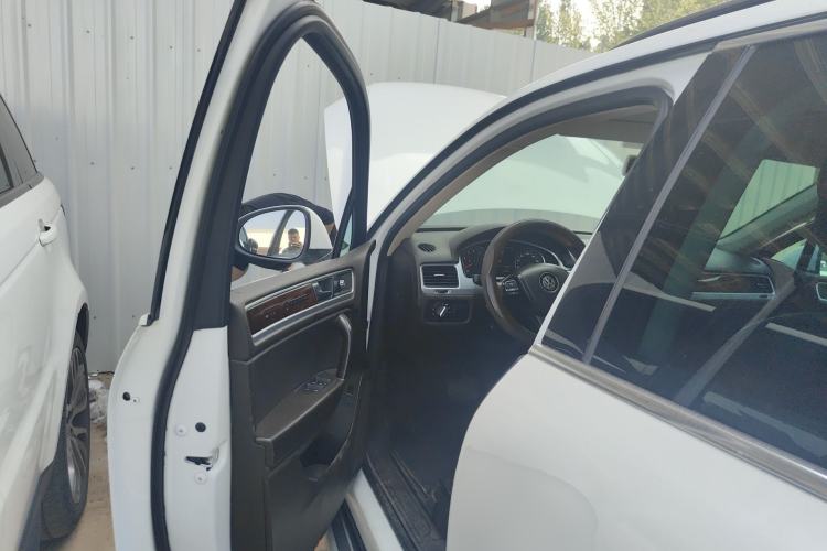 Used Volkswagen Touareg 2011 3.0 TSI High-End Version Driver Seat