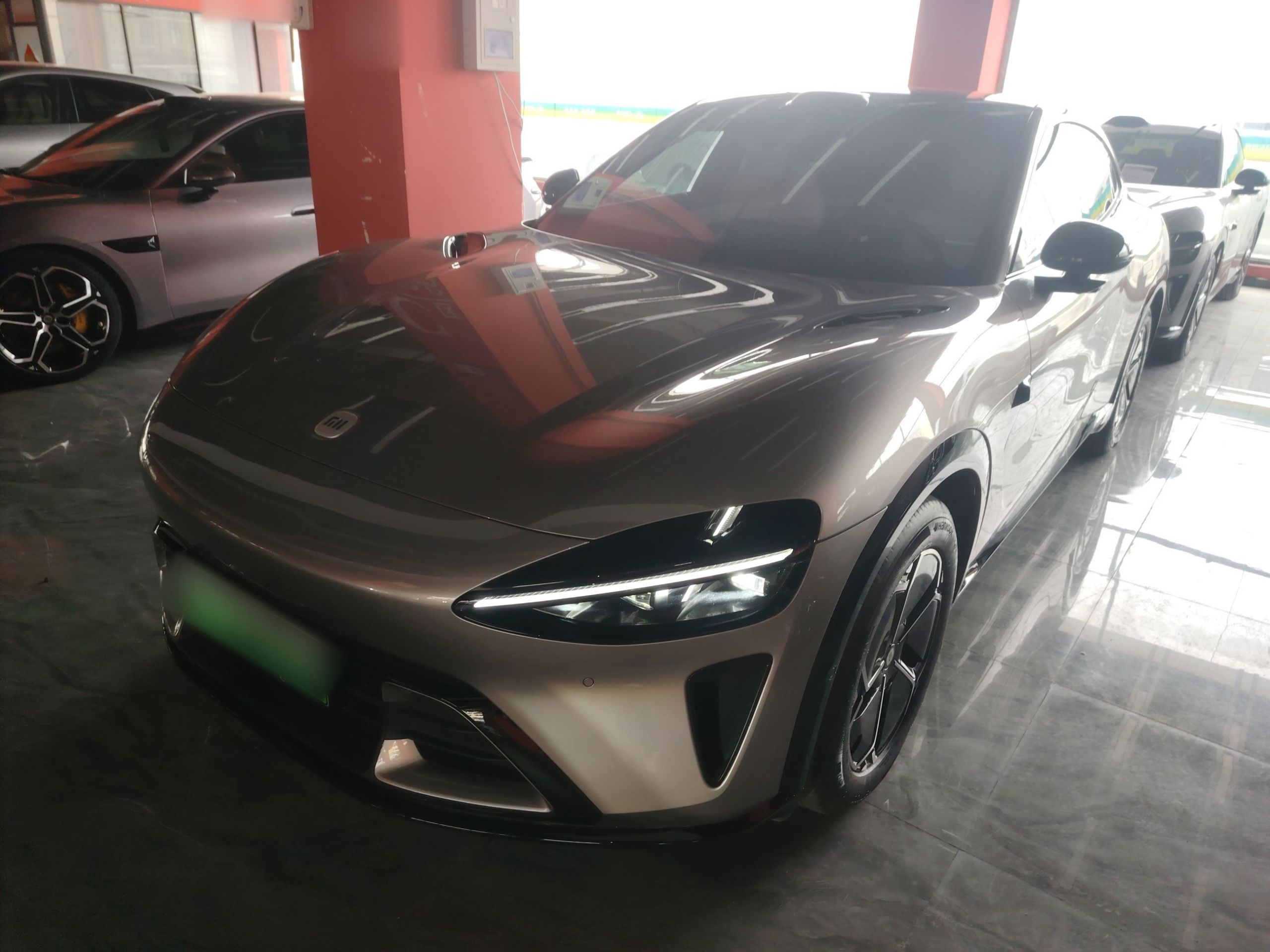 Под передней частью автомобиля