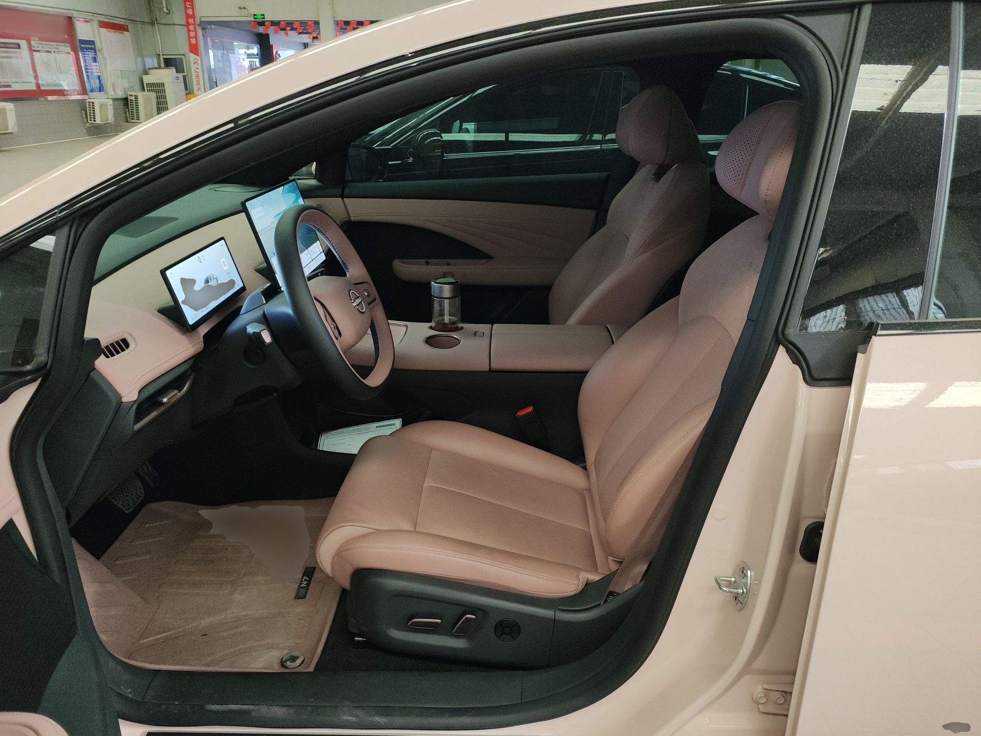 المقاعد الأمامية داخل السيارة