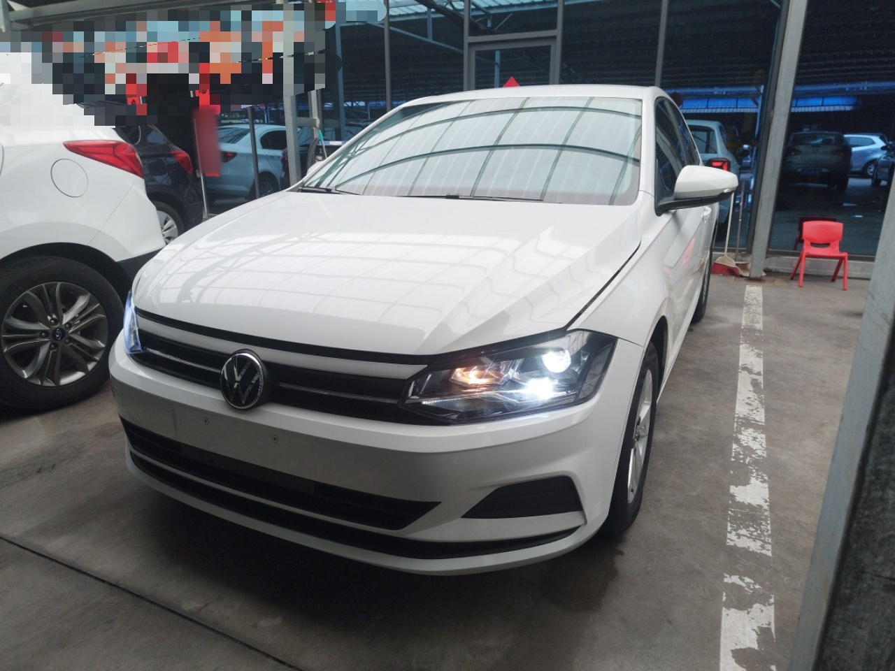 تحت مقدمة السيارة