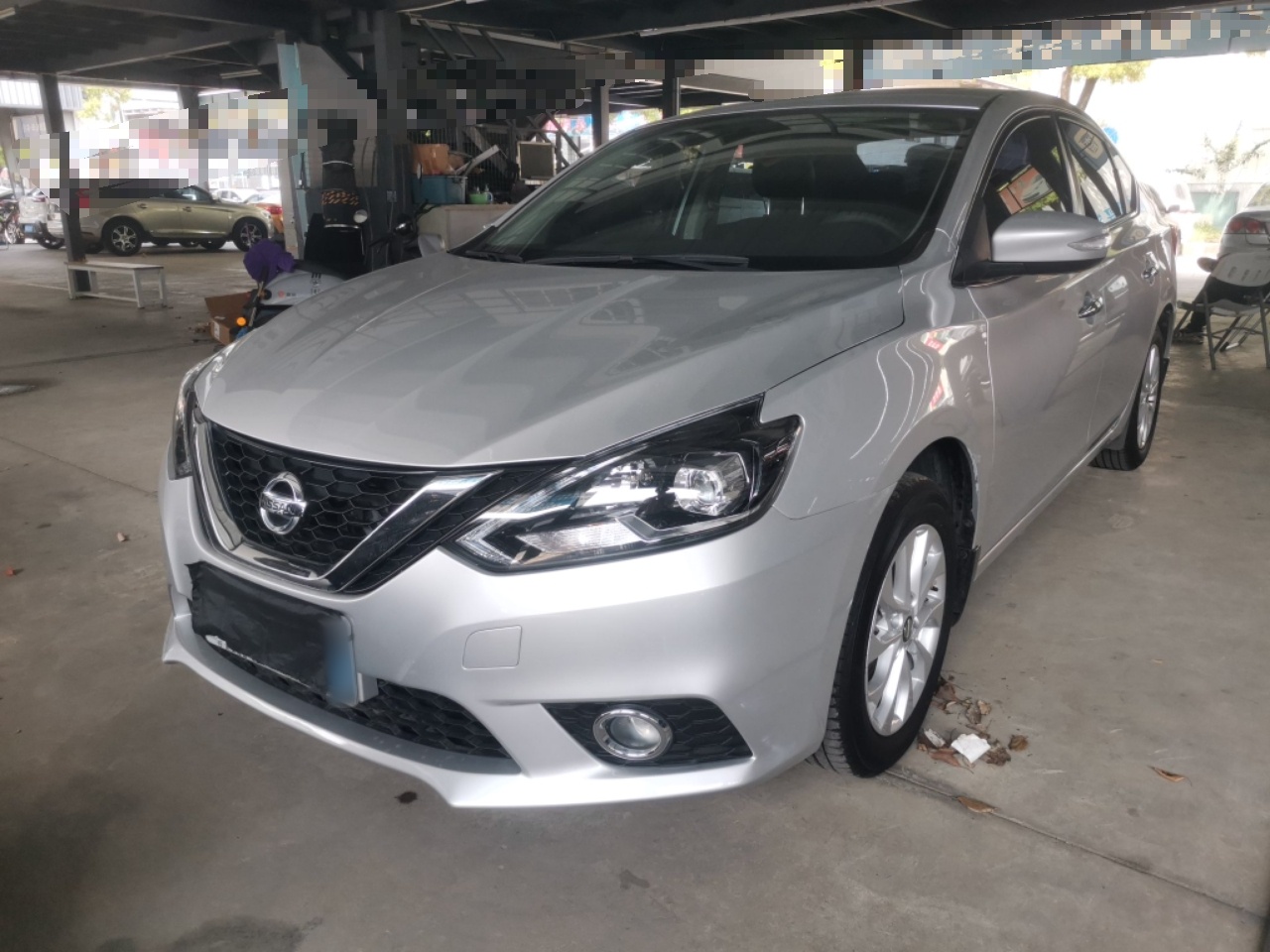 تحت مقدمة السيارة