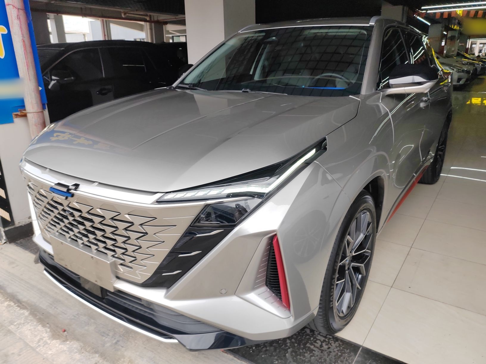 تحت مقدمة السيارة