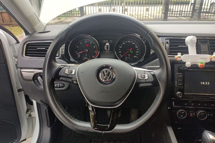 Used Volkswagen Sagitar 2015 280TSI Automatic Flagship Model Steering Wheel