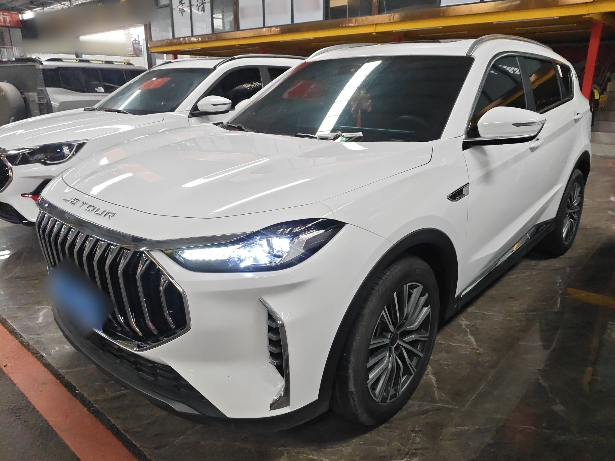 Под передней частью автомобиля