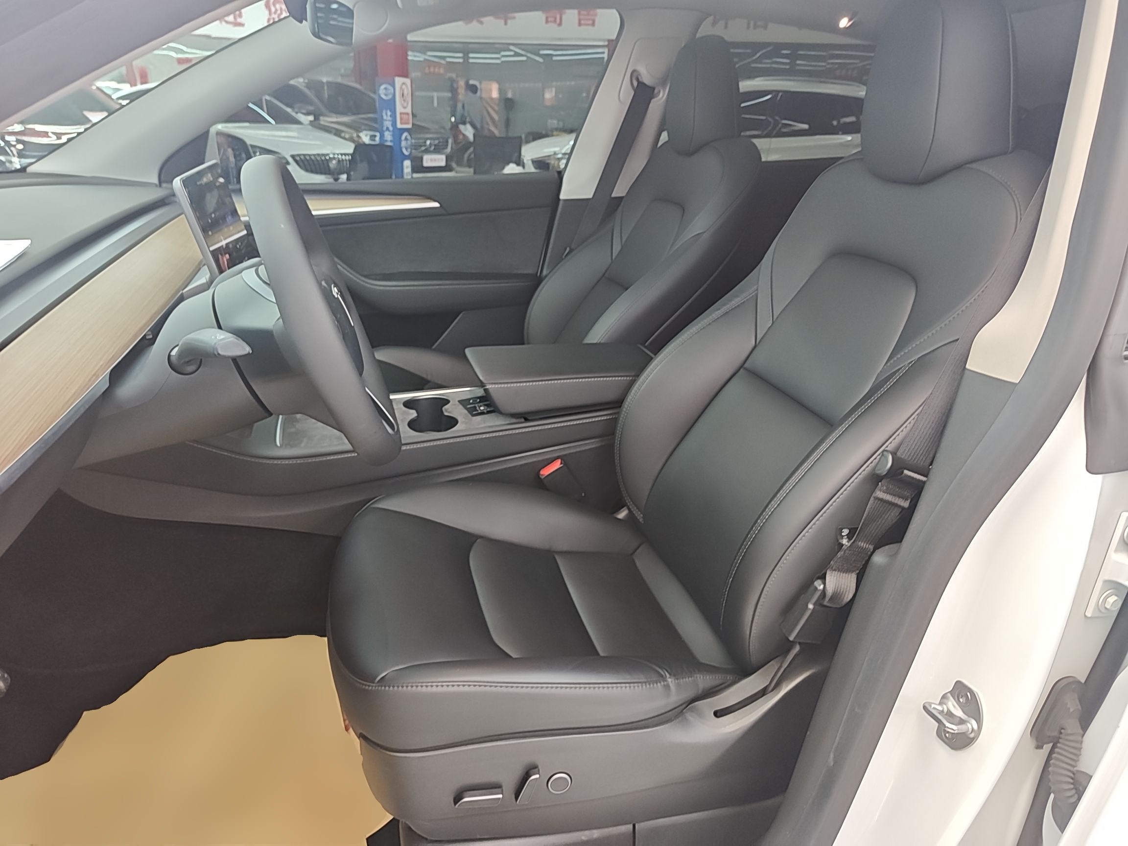 المقاعد الأمامية داخل السيارة