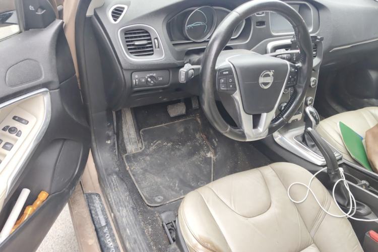 Used Volvo V40 2013 2.0T Zhiya Edition
