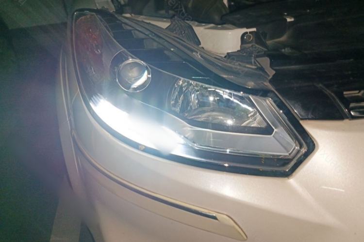 Used JMC Yusheng S350 2016 2.0T Automatic All-Wheel Drive Gasoline Luxury Version with Sunroof 5 Seats Right Front Headlight