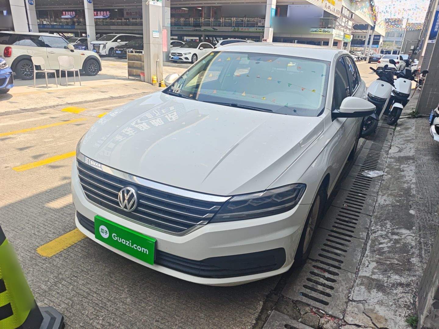 Под передней частью автомобиля