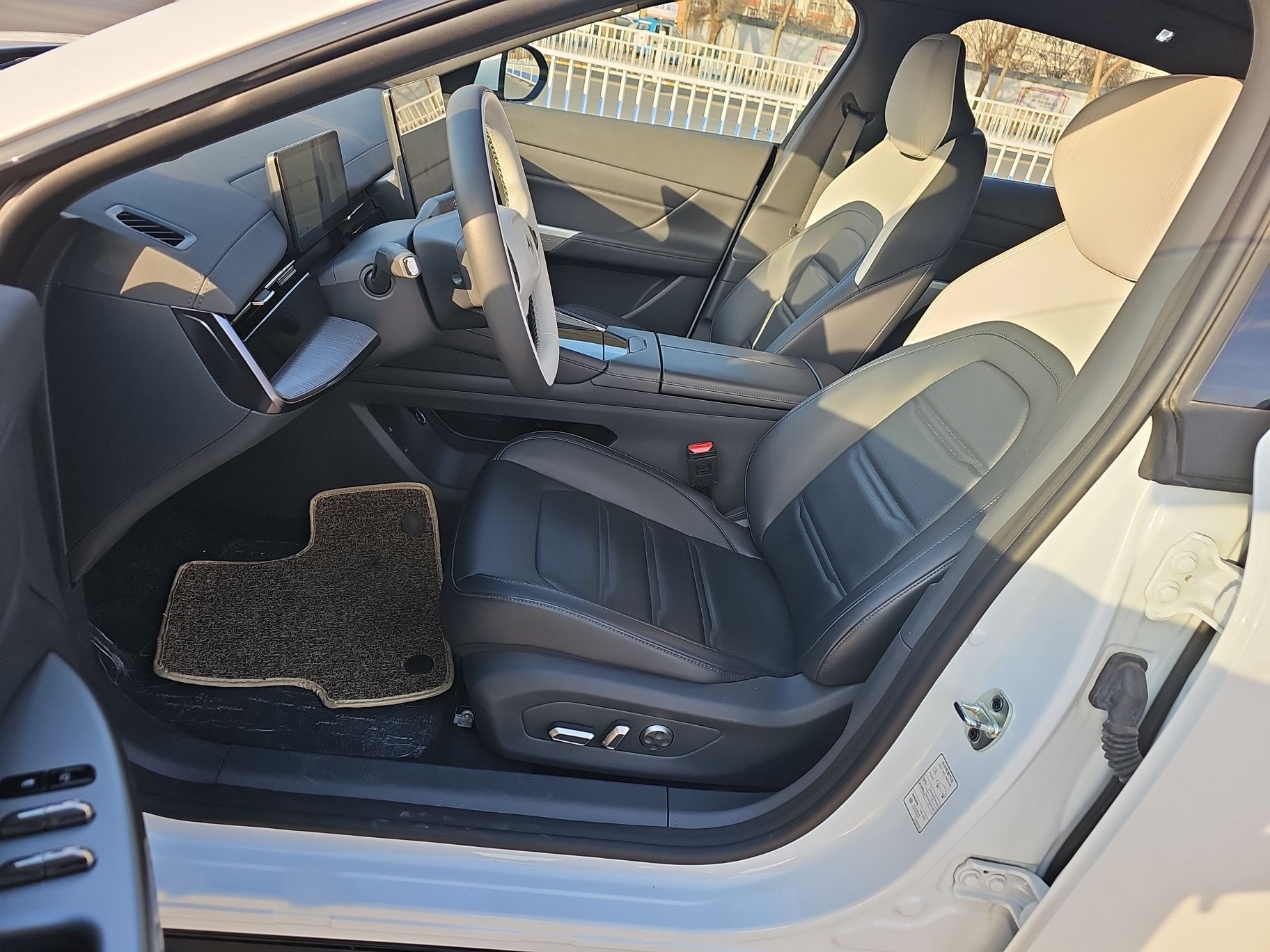 المقاعد الأمامية داخل السيارة