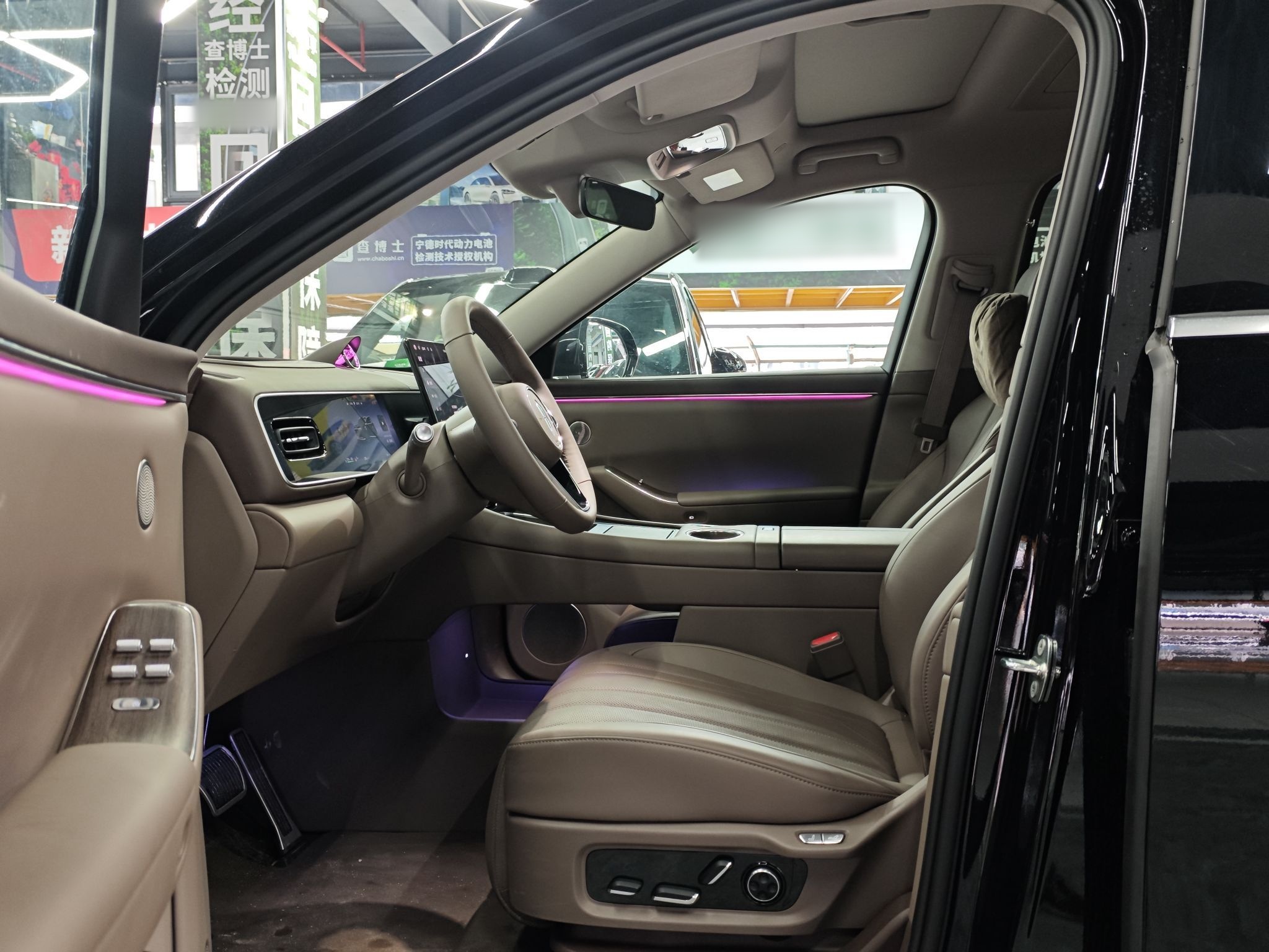 المقاعد الأمامية داخل السيارة