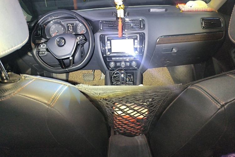 Used Volkswagen Sagitar 2015 230TSI Automatic Luxury Model Center Console