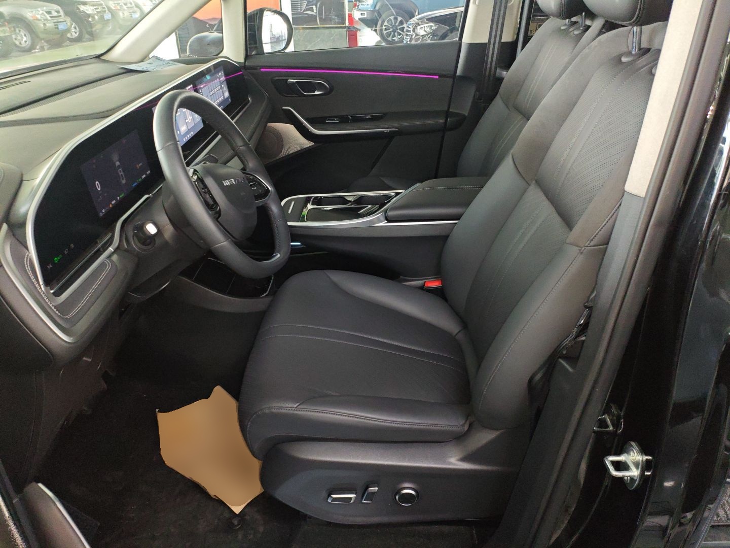 المقاعد الأمامية داخل السيارة