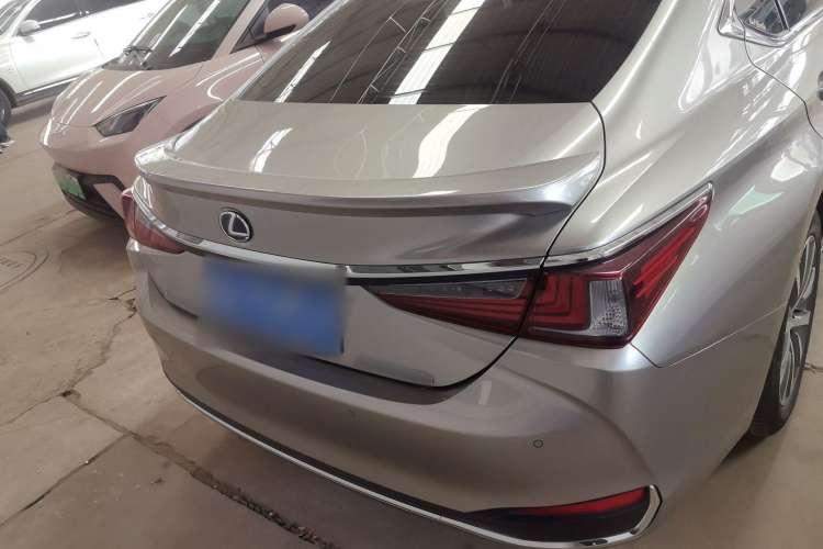 Used Lexus ES 2018 300h Premier Edition China V Standard

