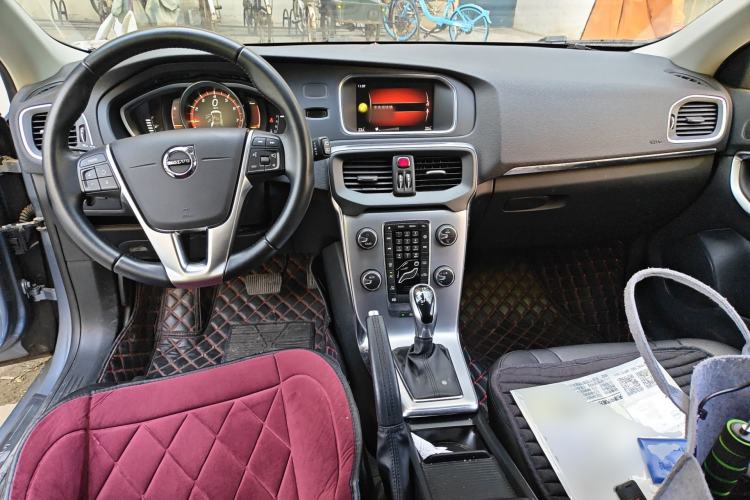 Used Volvo V40 2017 T3 Zhiya Edition Center Console