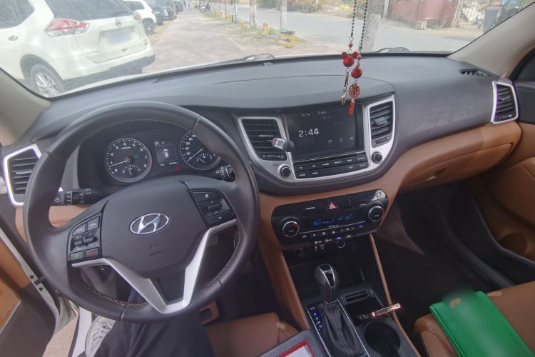 Used Hyundai Tucson 2015 1.6T Dual-Clutch Two-Wheel-Drive Leading Model Center Console