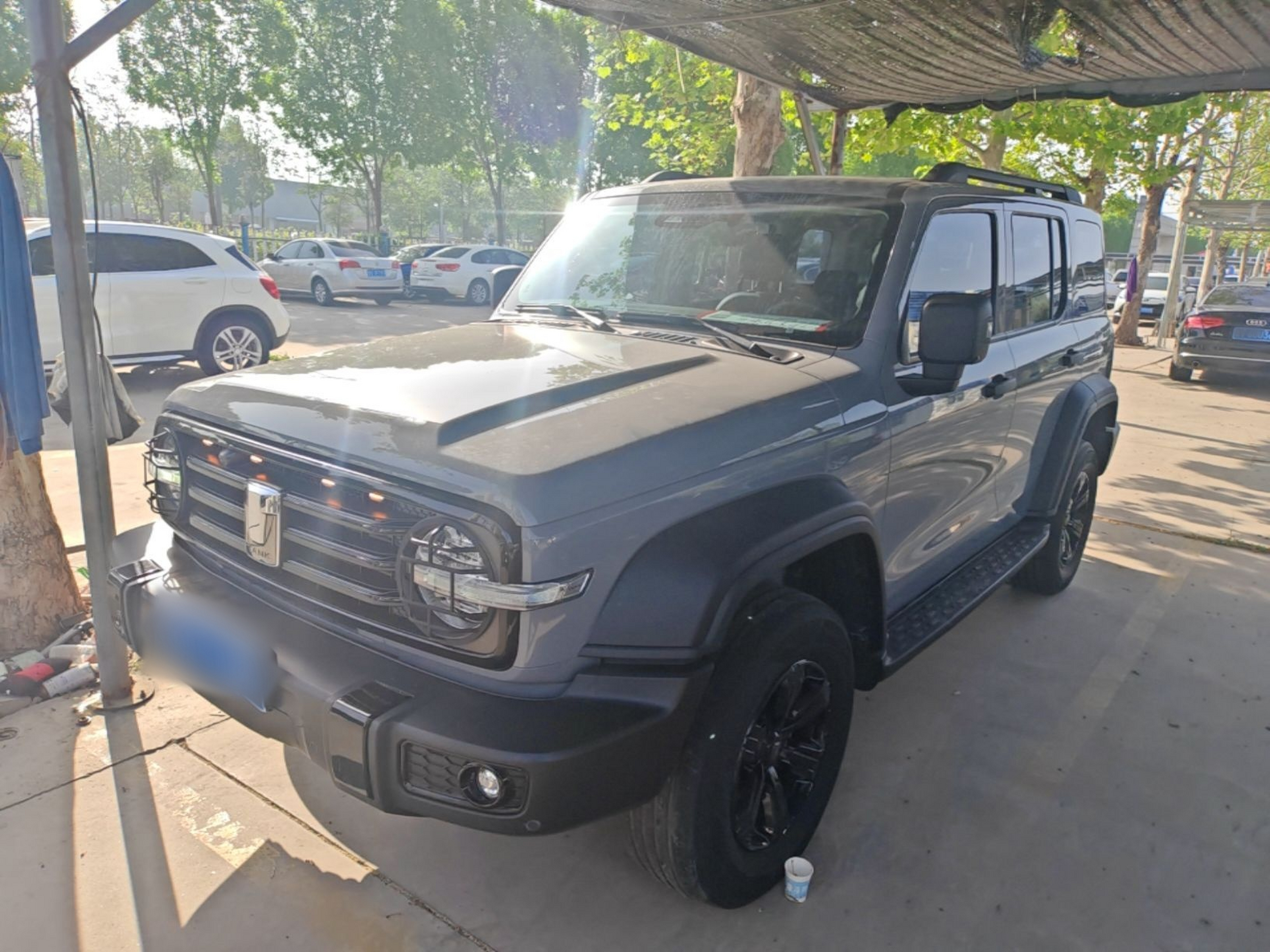 تحت مقدمة السيارة