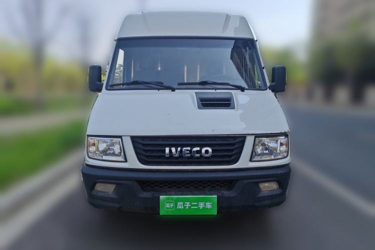 Used Iveco Daily 2021 2.5T A40 M1 Passenger Van 5-9 Seats Long Wheelbase Mid-Roof Design Dual Tires Manual Doors Front