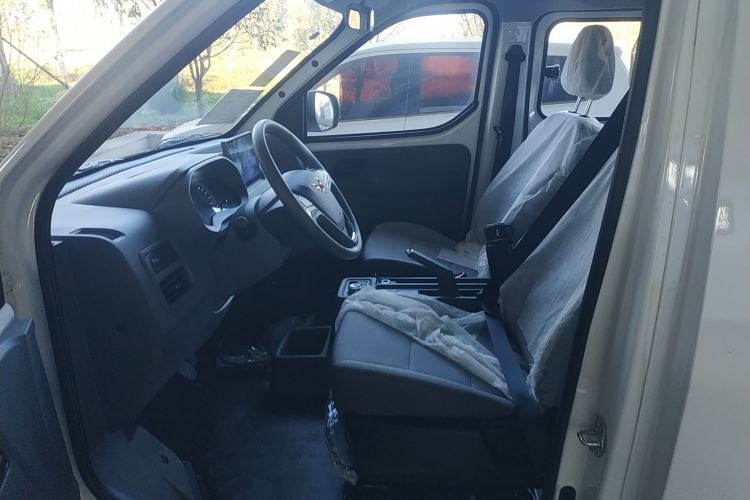 Used Wuling Yangguang 2024 300KM Comfort Version Passenger Van 75kW