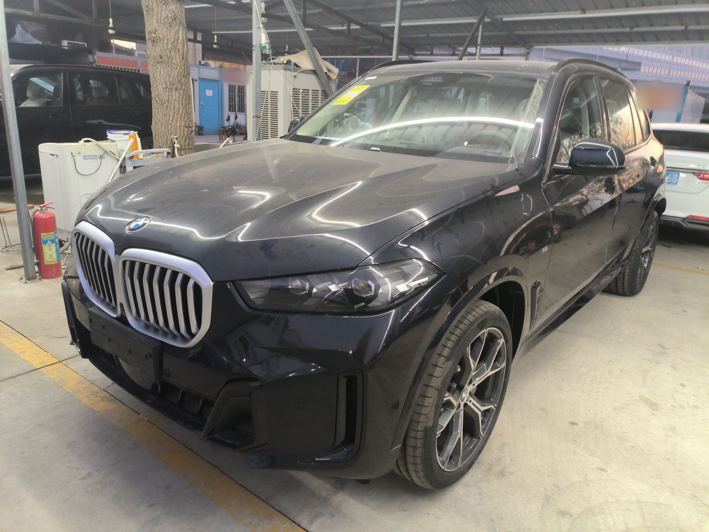 تحت مقدمة السيارة