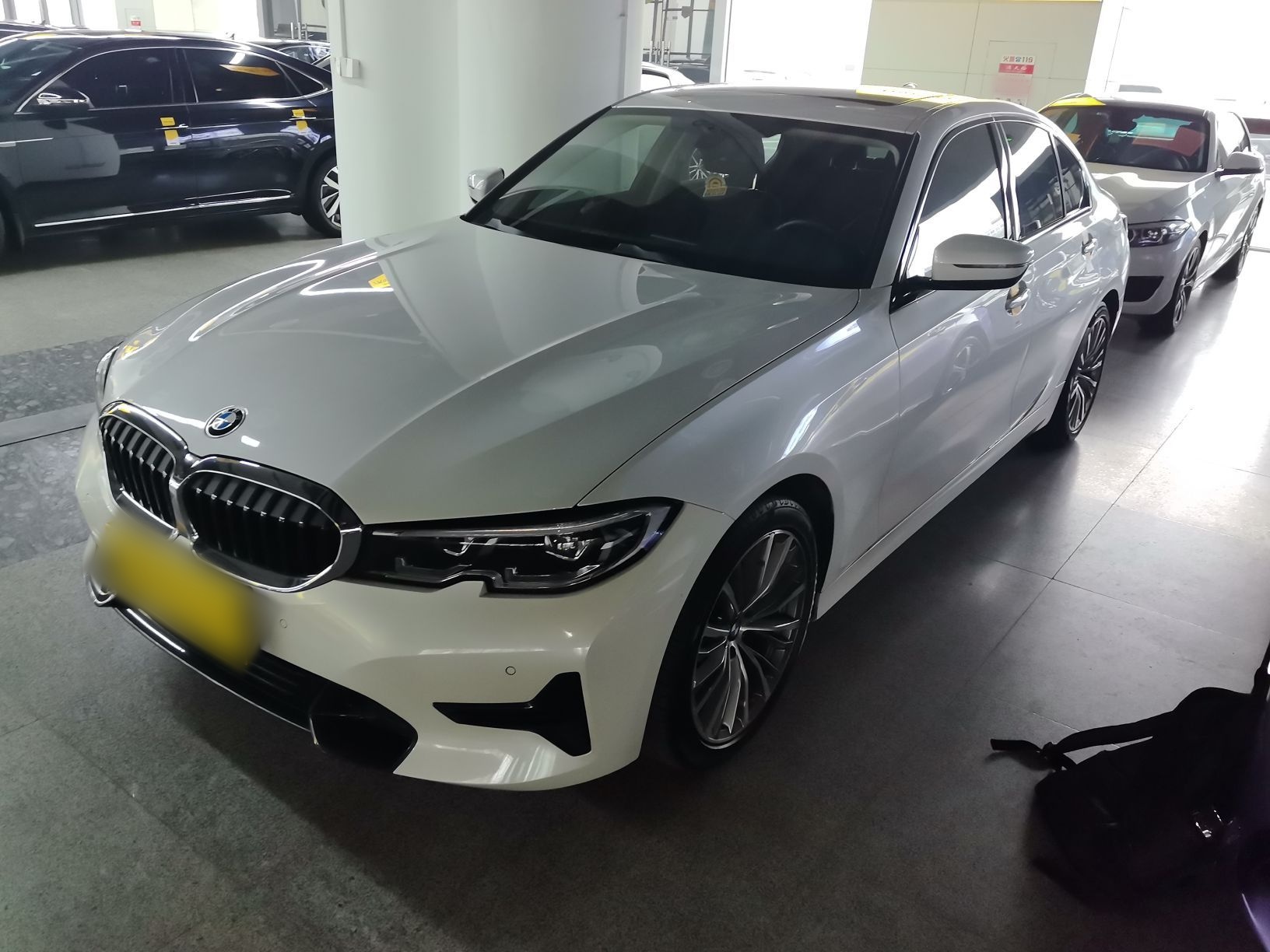 تحت مقدمة السيارة