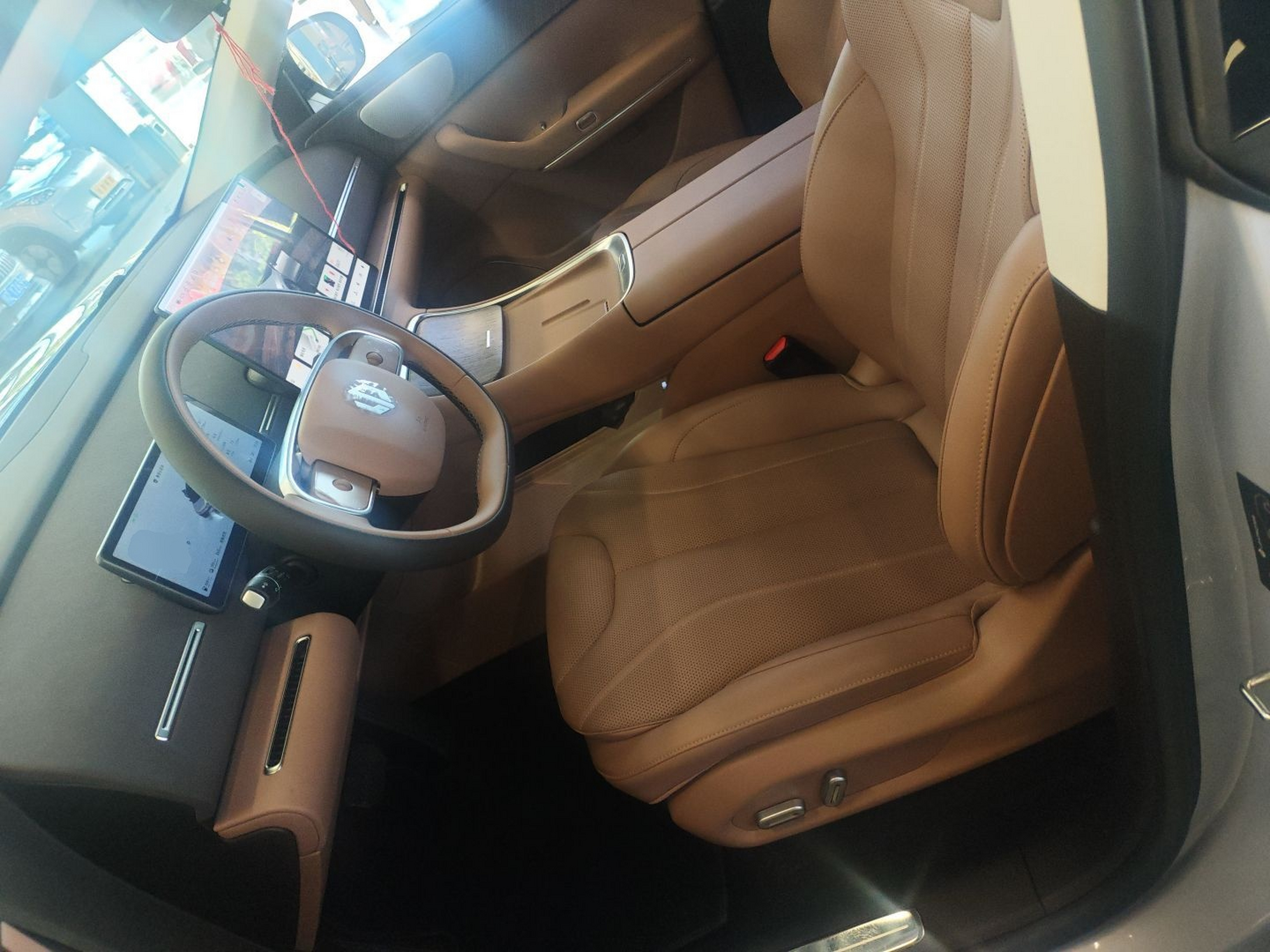 المقاعد الأمامية داخل السيارة