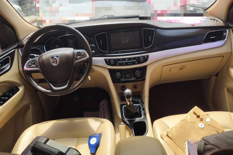 Used Baojun 730 2016 1.5L Manual Luxury Edition 7 Seats Center Console
