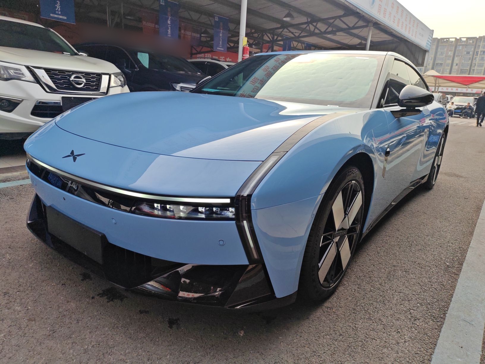 تحت مقدمة السيارة