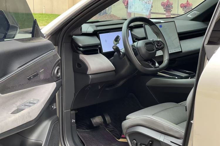 Used Lynk & Co 08 EM-P 2023 120km Long-Range Halo