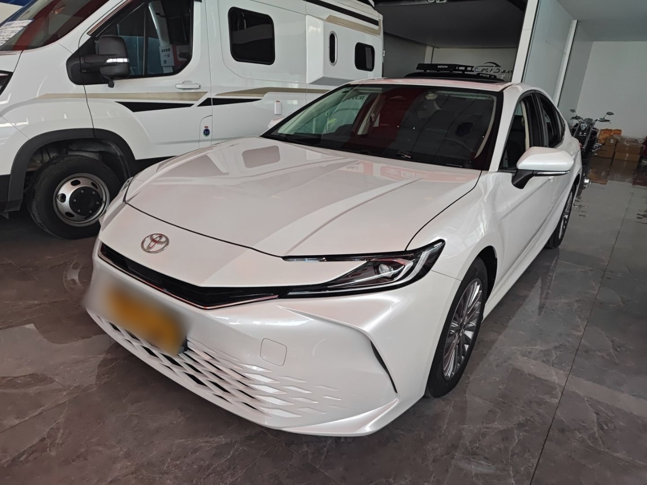 تحت مقدمة السيارة