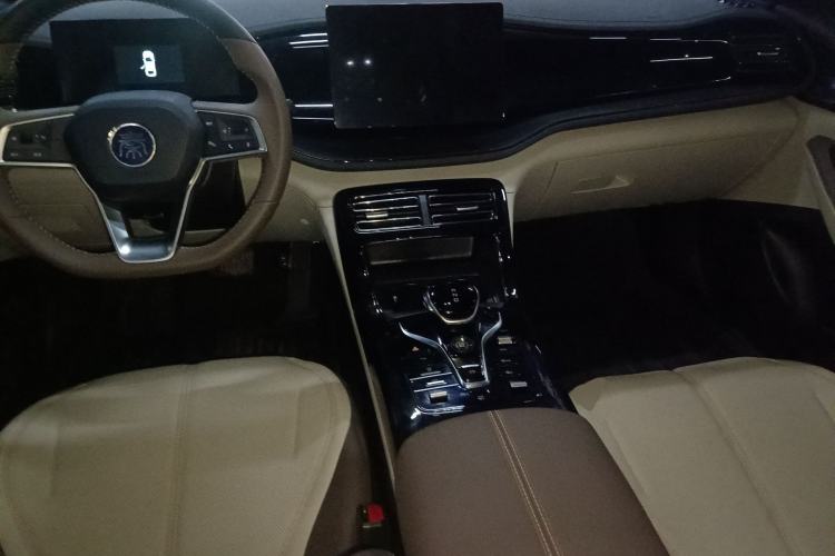 Used BYD Qin PLUS 2024 HONOR Edition DM-i 55KM Leading Model Center Console