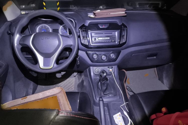 Used Isuzu JLM 2018 2.8T Classic Edition Two-Wheel Drive Progressive Version JE493ZLQ5F Center Console