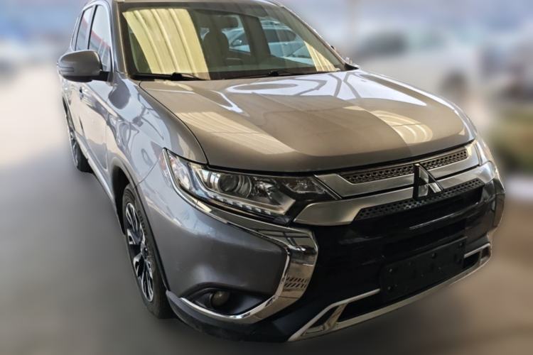 Used Mitsubishi Outlander 2020 2.0L Two-Wheel Drive Comfort Edition 7-Seater Front Right 45 Deg