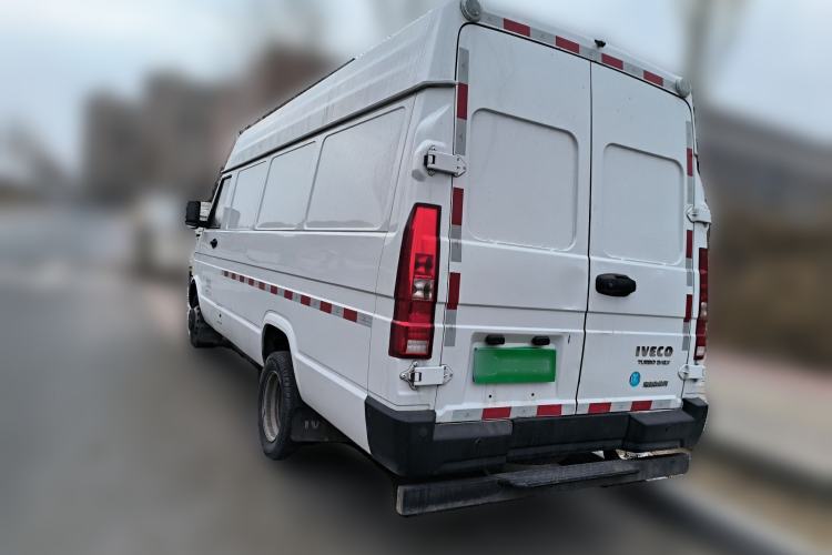 Used Iveco Daily 2023 2.5T V40 Van Long Wheelbase Mid-Roof Dual Tires Manual Doors 2-3 Seater
