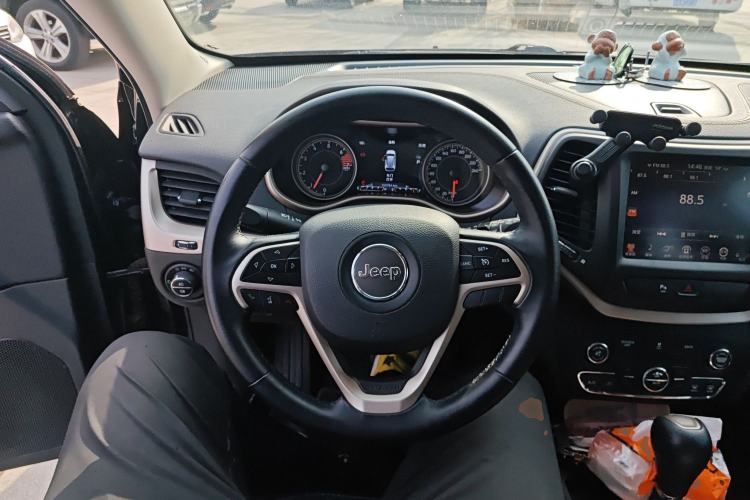 Used Jeep Cherokee 2016 2.0L Superior Edition
