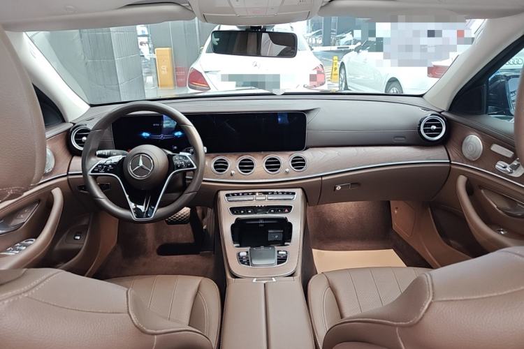 Used Mercedes-Benz E-Class 2023 Updated E 300 L Fashion Edition Center Console