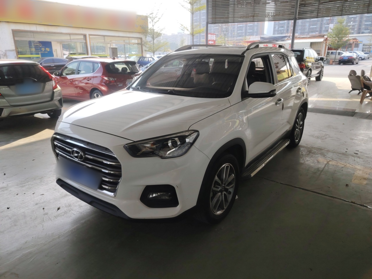 Под передней частью автомобиля